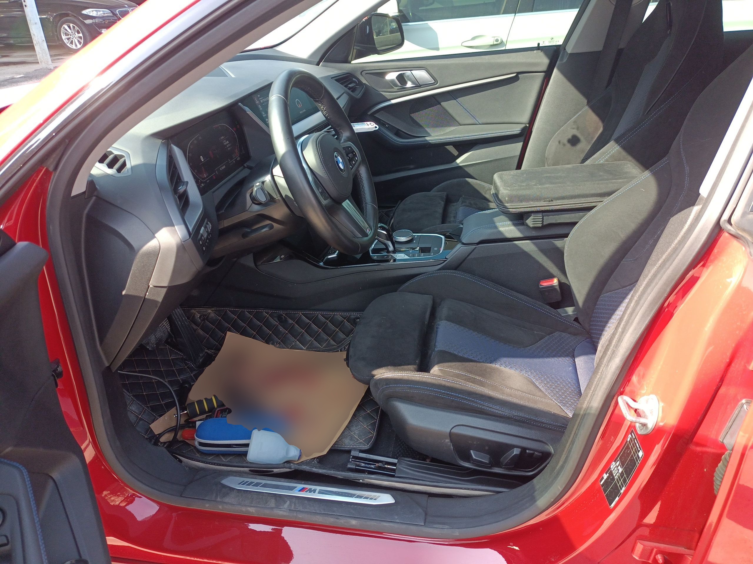 Переднее сиденье в автомобиле