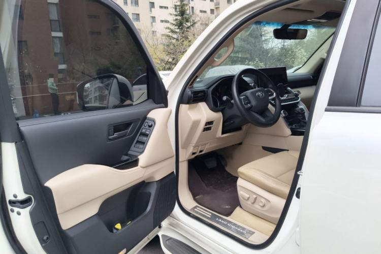 Used Toyota Land Cruiser 2022 3500 3.5T GXR with 20 Wheels Velvet Interior Ambient Lighting and Creep Mode—Middle East Edition Driver Seat