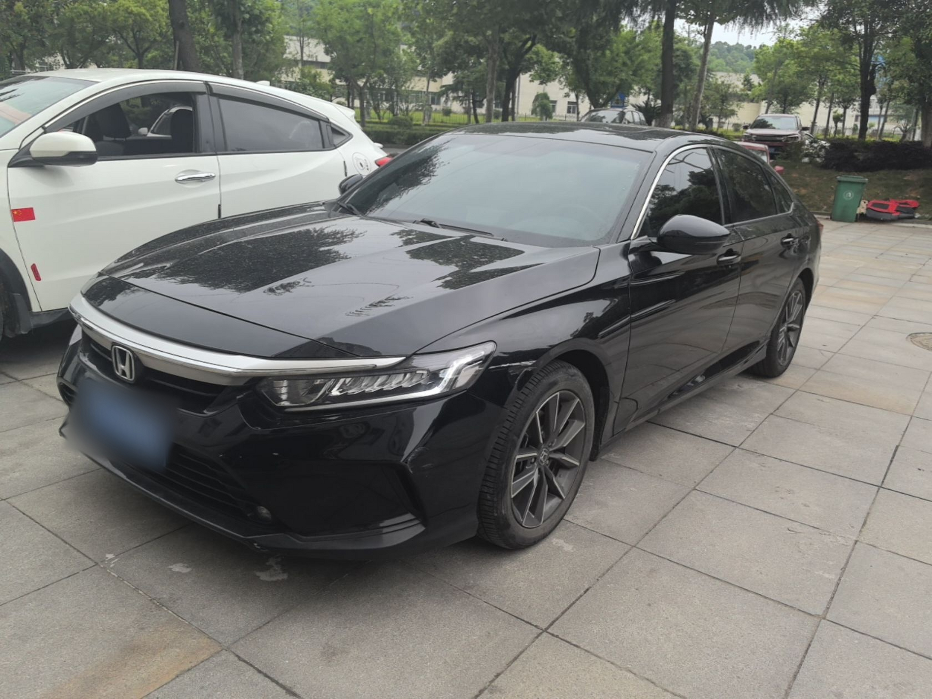 Под передней частью автомобиля