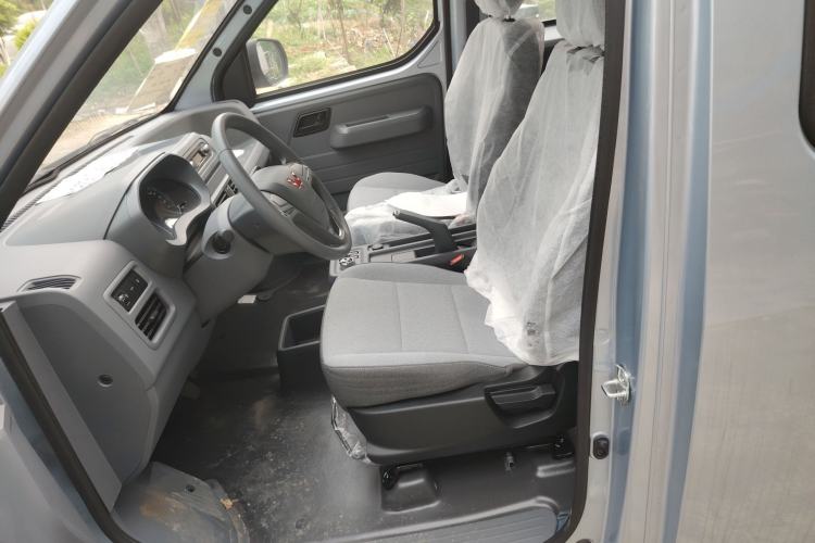 Used Wuling Yangguang 2024 300KM Comfort Version Passenger Van 75kW
