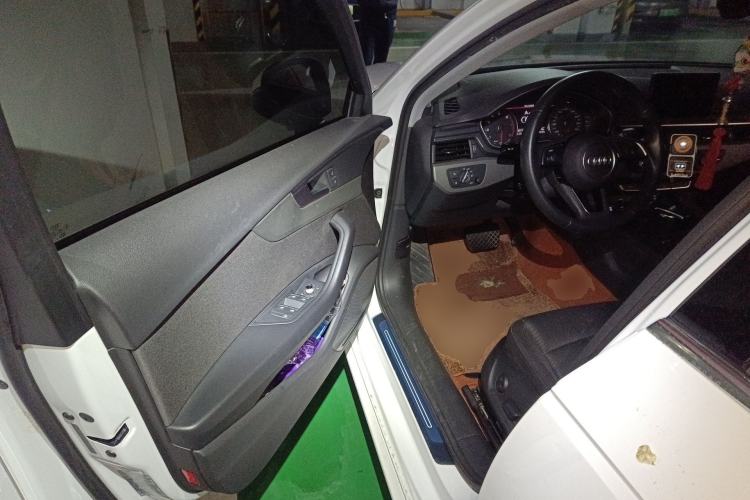 Used Audi A4L 2019 40 TFSI Ambition China VI Driver Seat