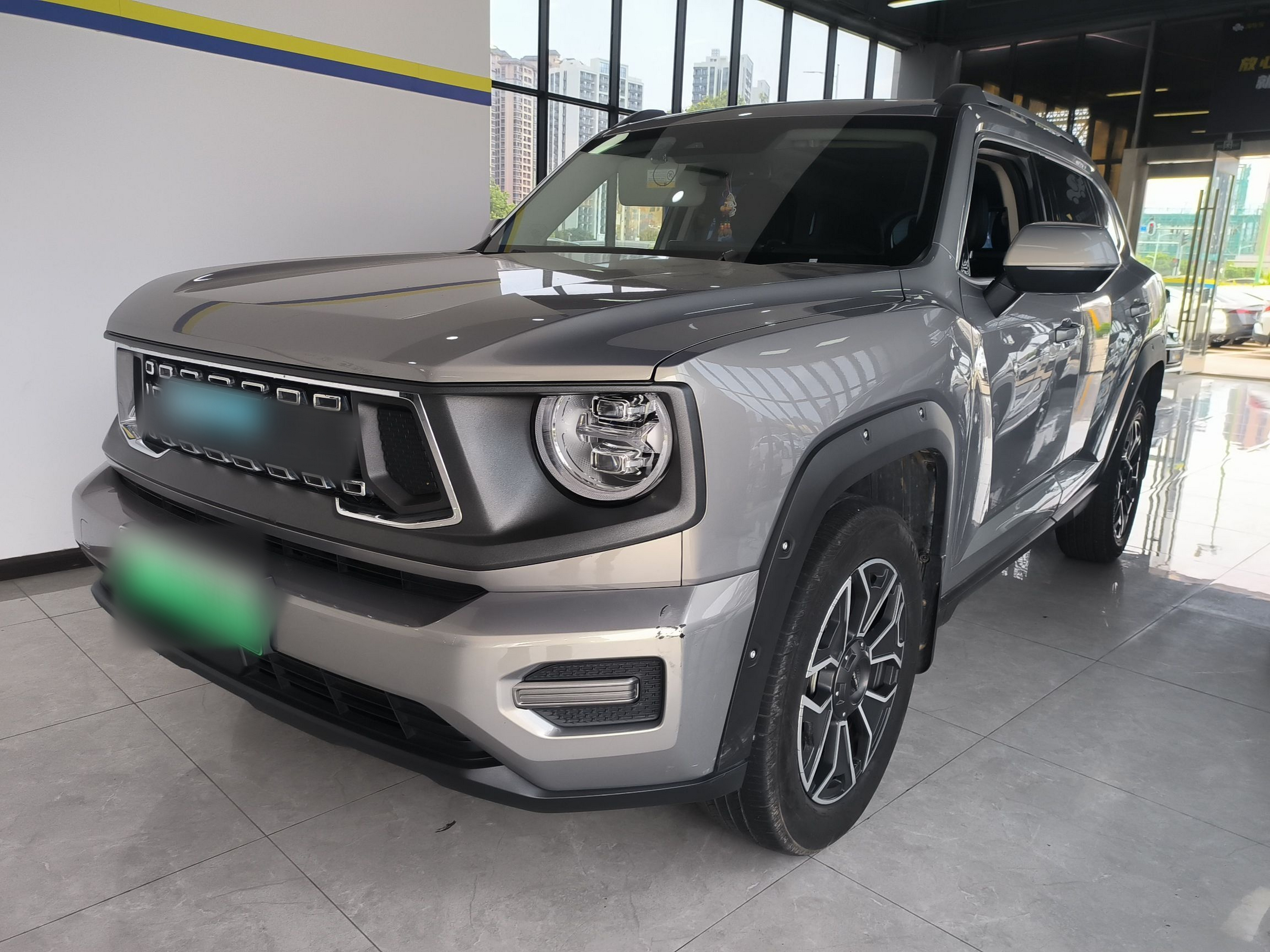 تحت مقدمة السيارة