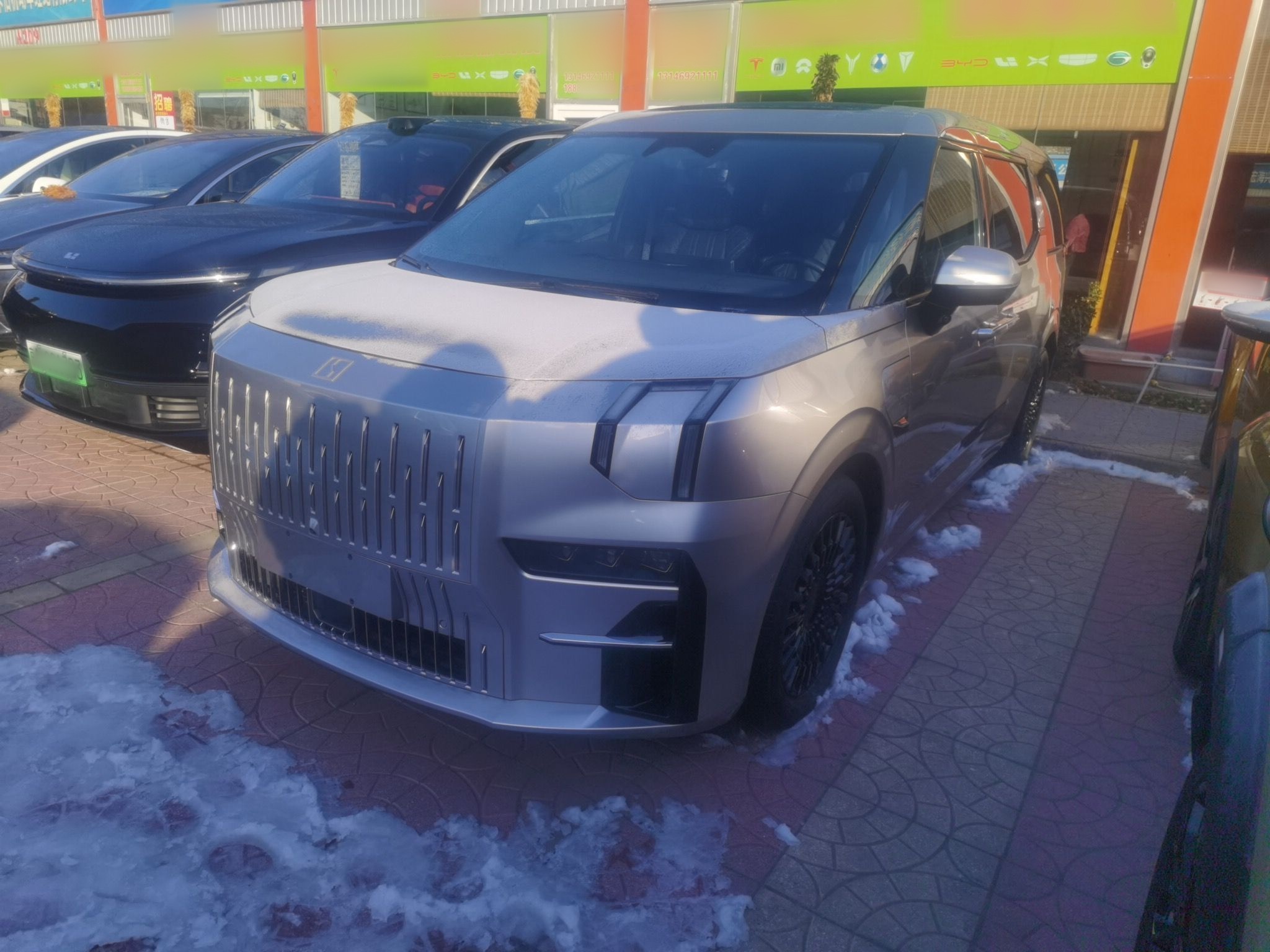 Под передней частью автомобиля