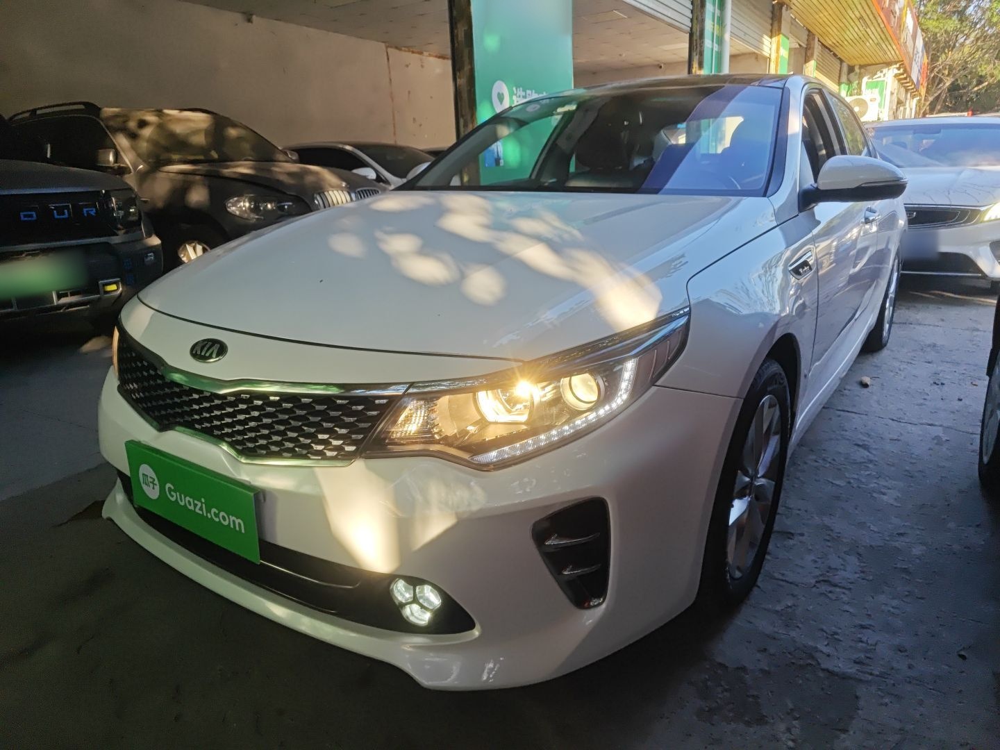 Под передней частью автомобиля