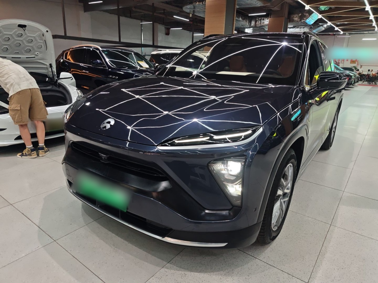 Под передней частью автомобиля