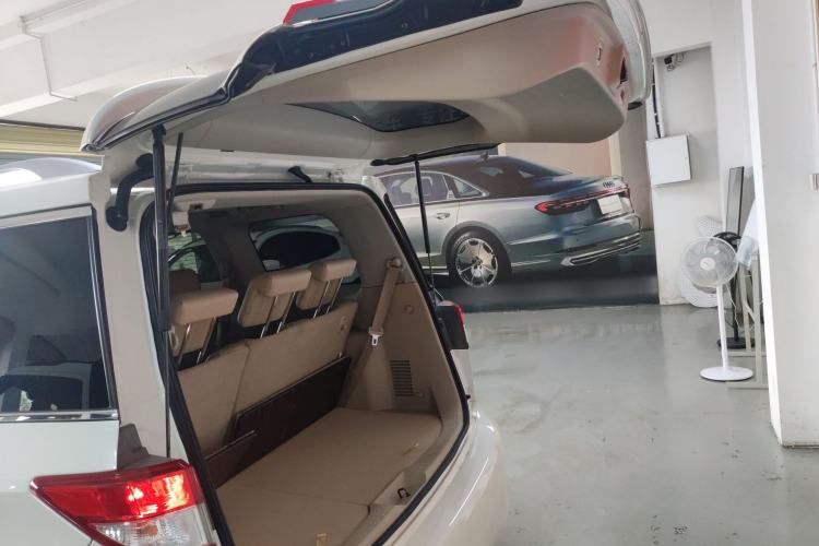 Used Nissan Quest 2015 3.5L SL Trunk