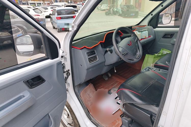 Used Wuling Yangguang 2024 300KM Comfort Version Passenger Van 75kW
