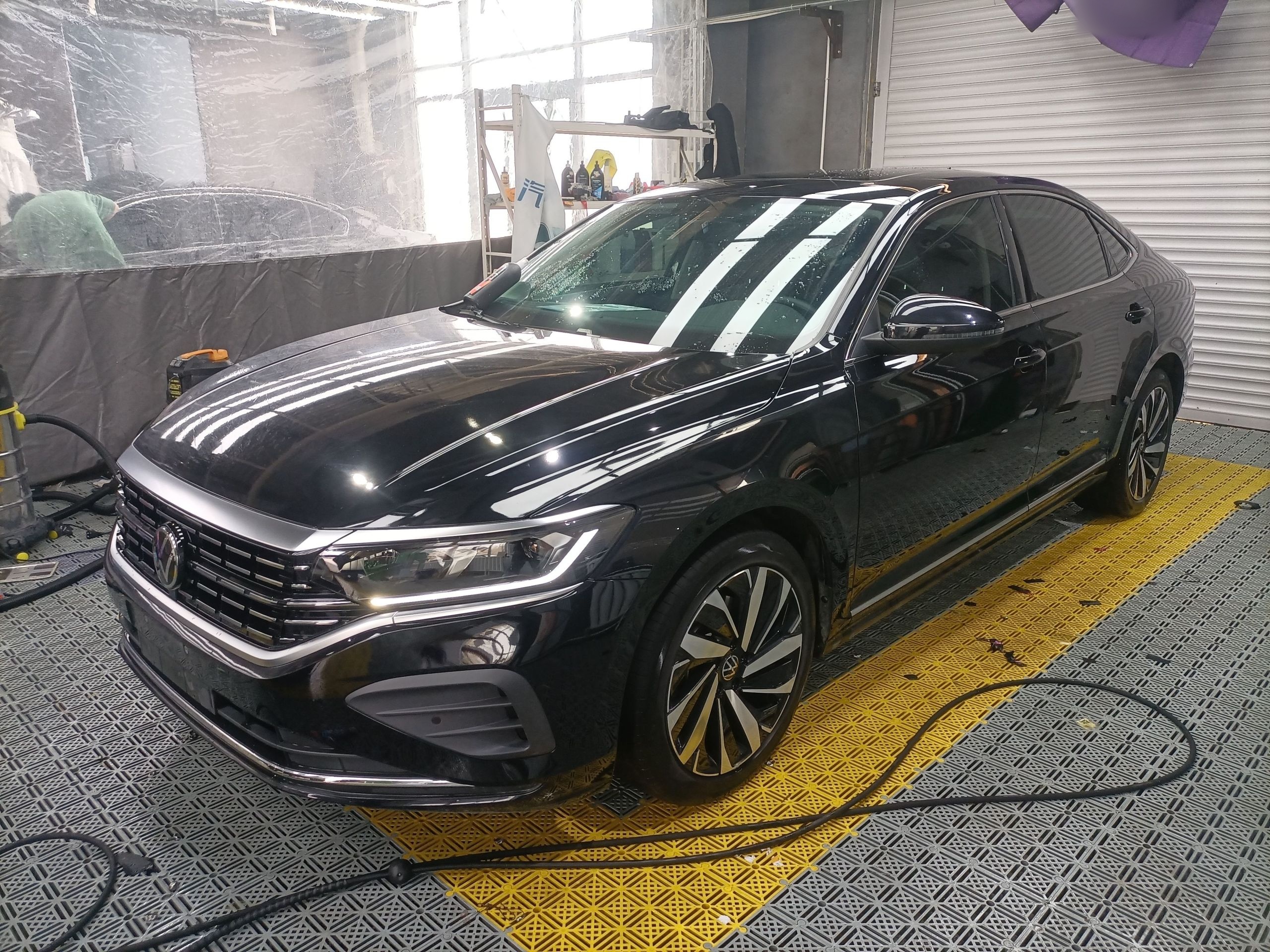 Под передней частью автомобиля