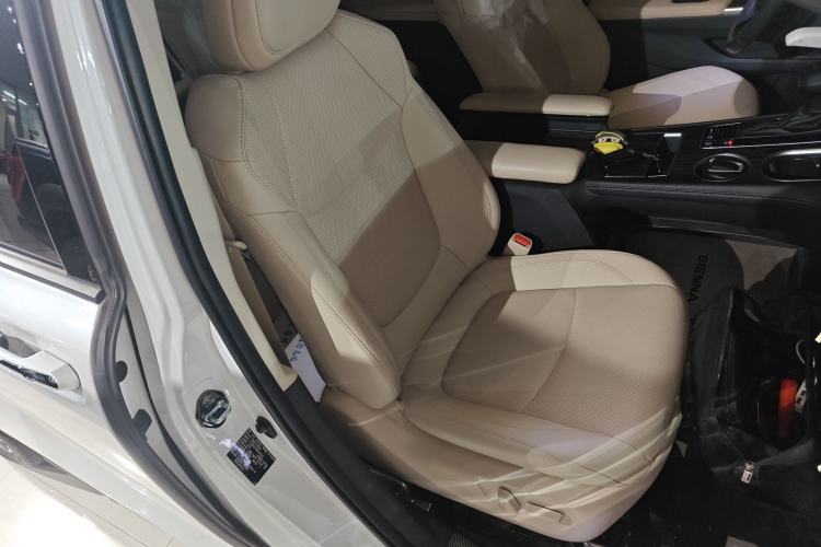 Used Toyota SIENNA 2023 2.5L Hybrid Deluxe Edition Right Front Seat