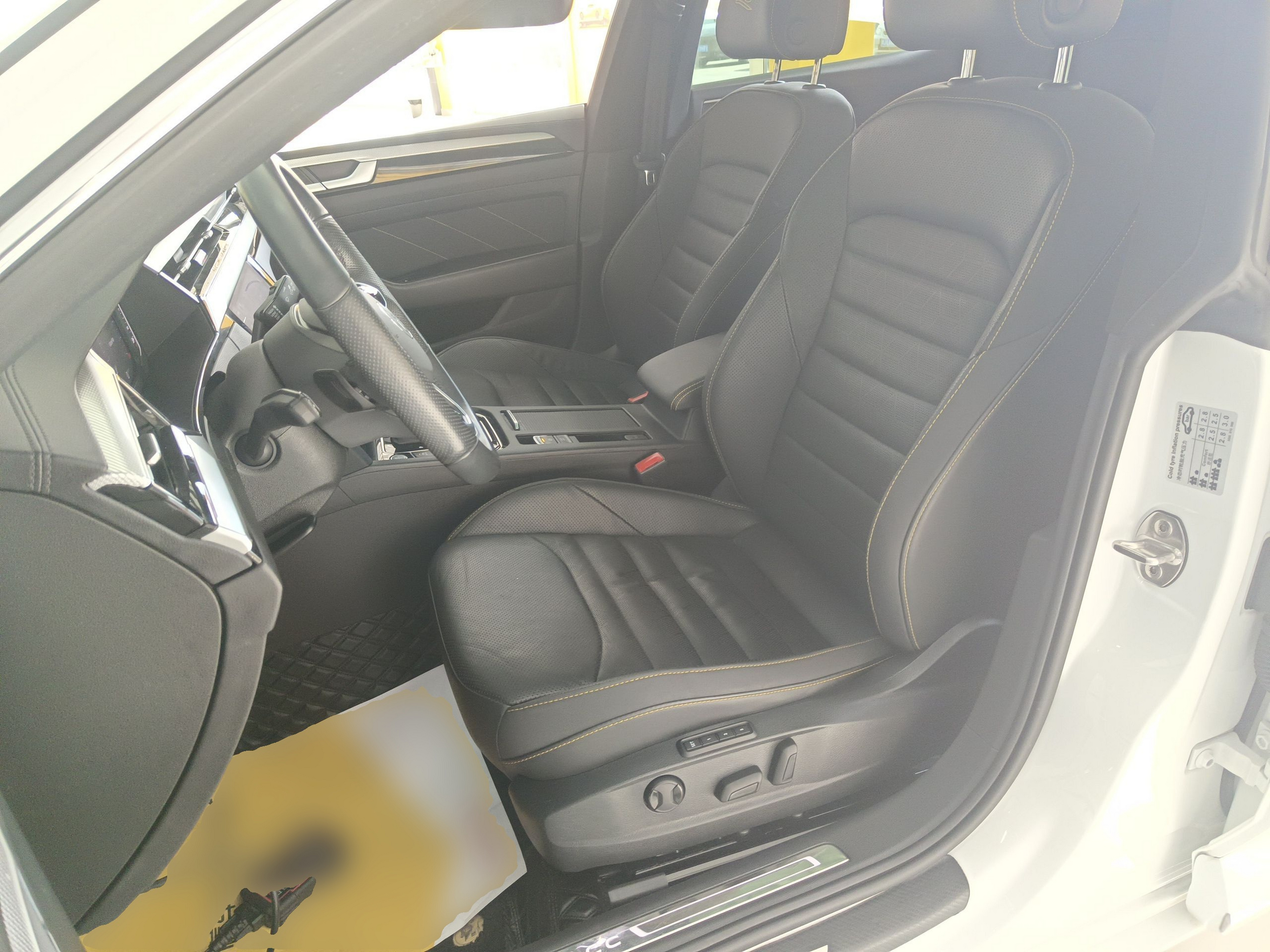 المقاعد الأمامية داخل السيارة