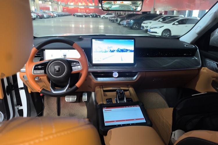 Used Tank 500 New Energy 2025 Hi4-Z Center Console