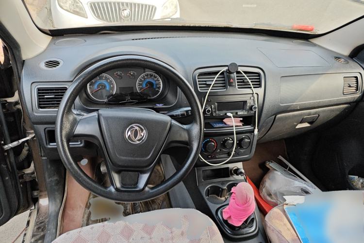 Used Dongfeng Fengon 330 2014 1.5L Manual Utility Version DK15 Center Console