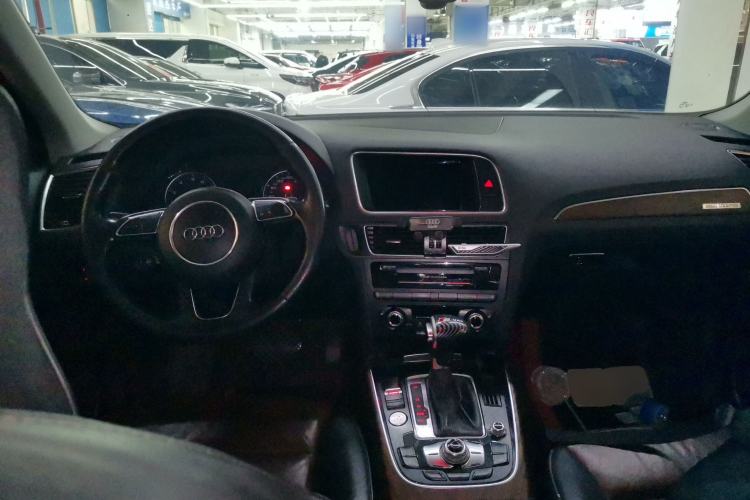 Used Audi Q5 2016 40 TFSI Comfort Model Center Console