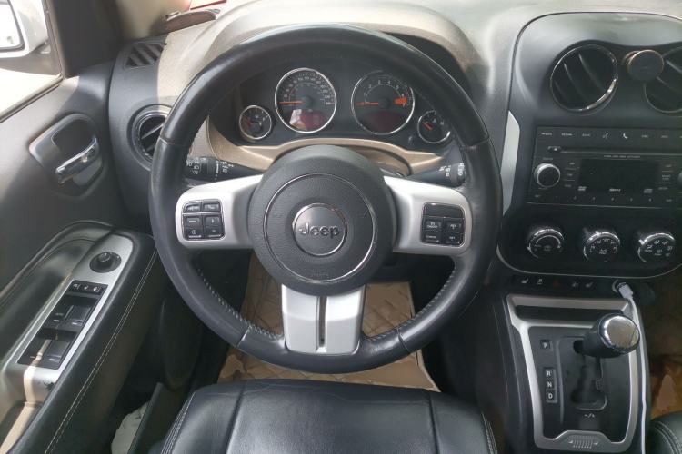 Used Jeep Compass 2014 2.4L four-wheel drive luxury version
