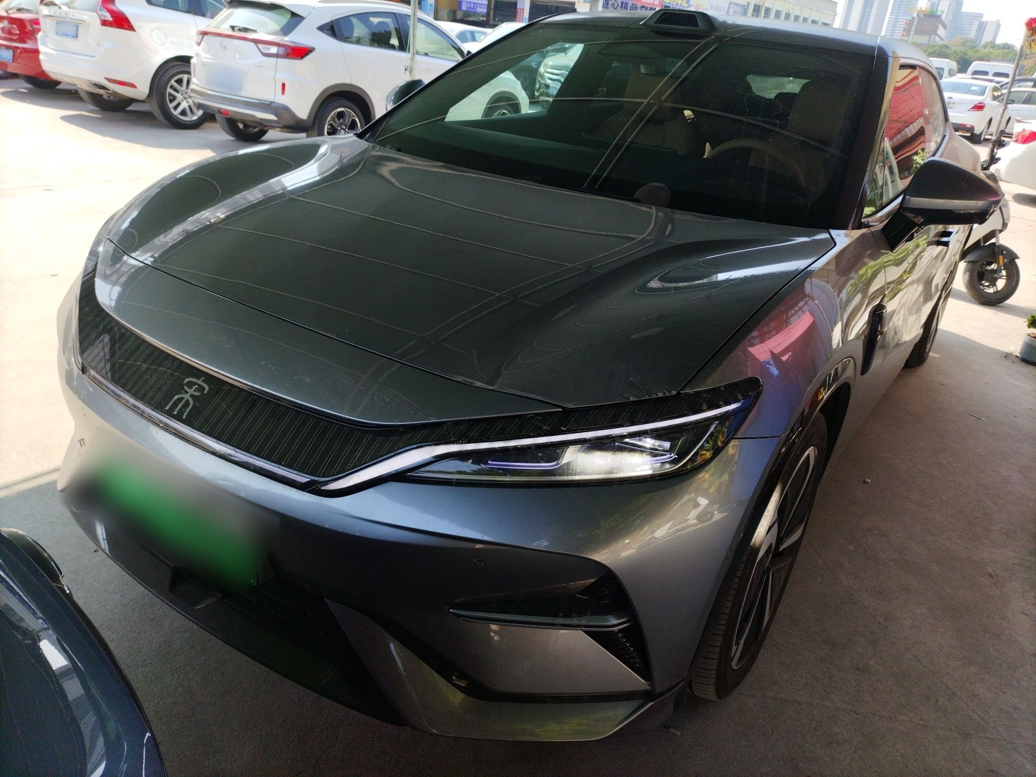 Под передней частью автомобиля