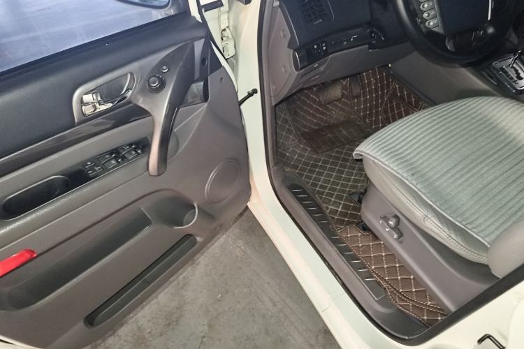 Used SsangYong Rodius 2014 2.0T Diesel Two-Wheel Drive Luxury Navigation Edition
