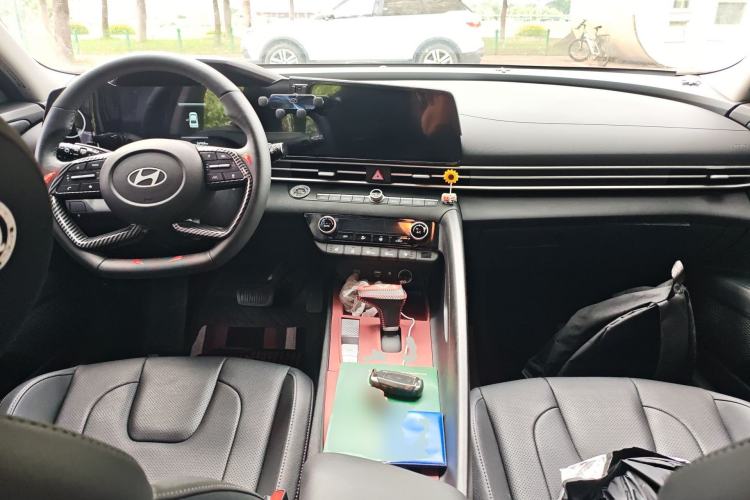 Used Hyundai Elantra 2023 1.5L CVT LUX Prestige Edition Center Console