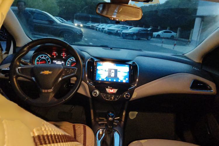 Used Chevrolet Cruze 2015 1.4T DCG Luxury Edition Center Console