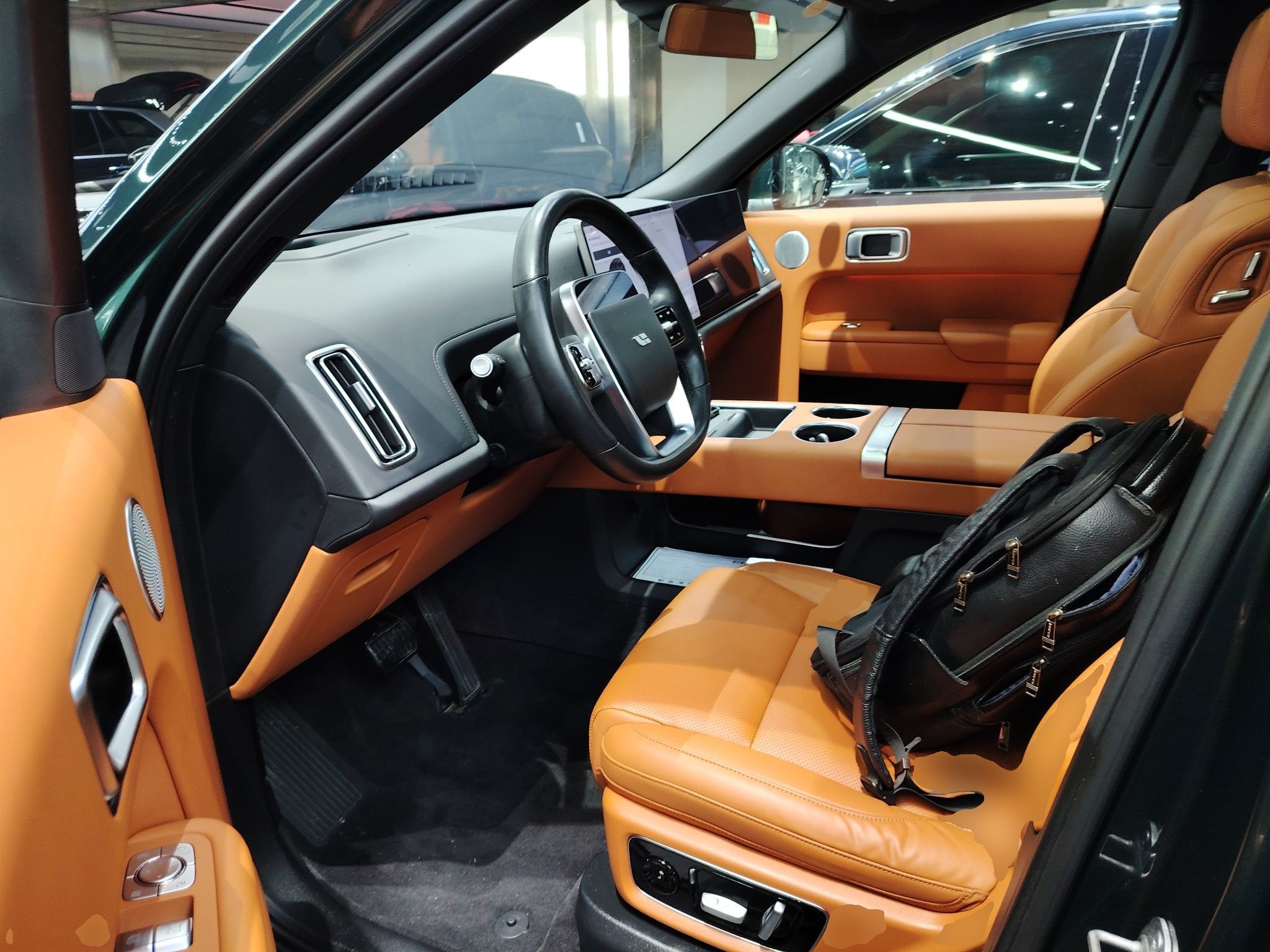 Переднее сиденье в автомобиле