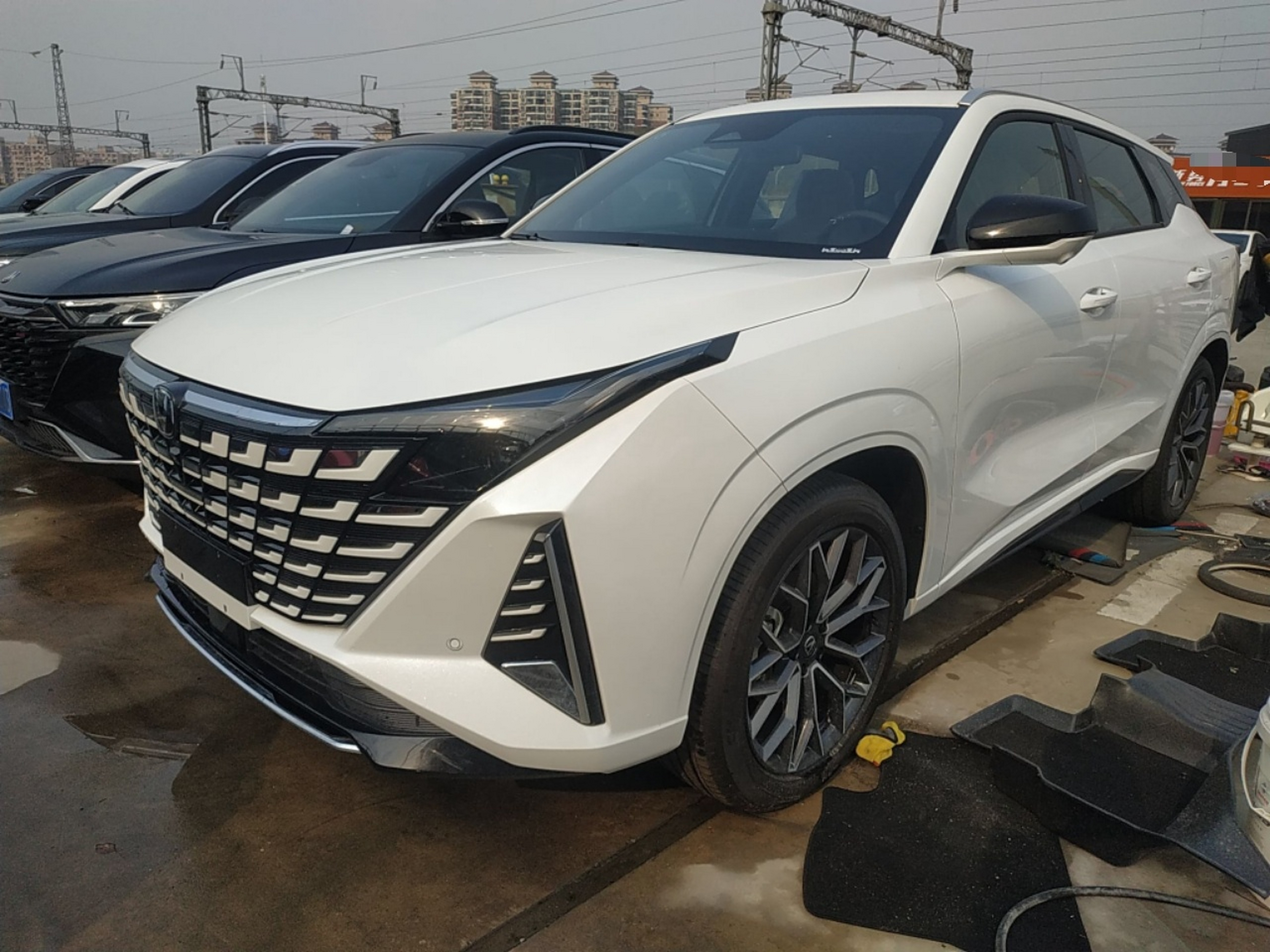 Под передней частью автомобиля
