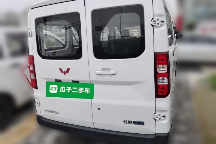 Used Wuling Yangguang 2024 300km Comfort-Grade Passenger Van 60kW Rear