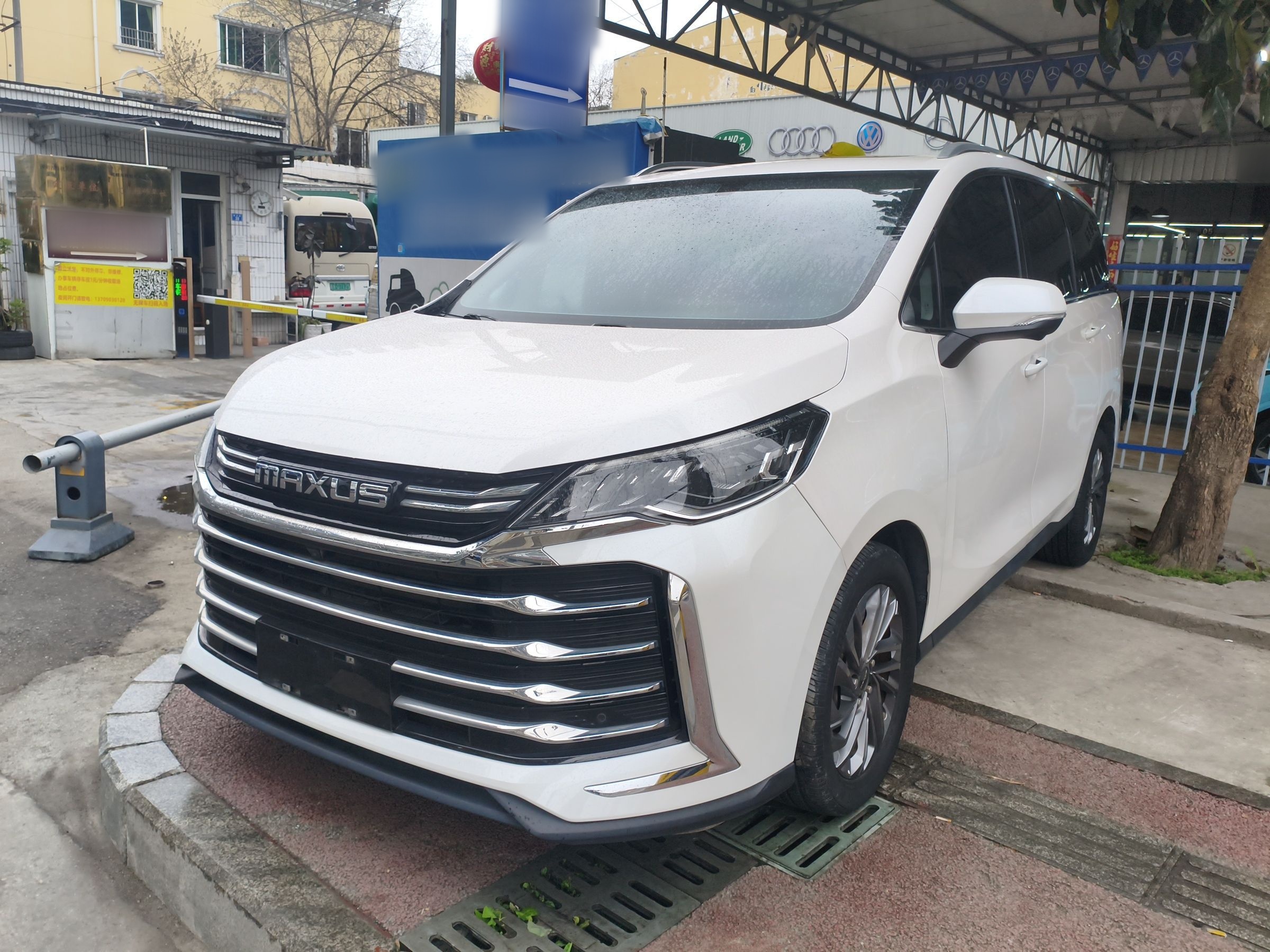 Под передней частью автомобиля