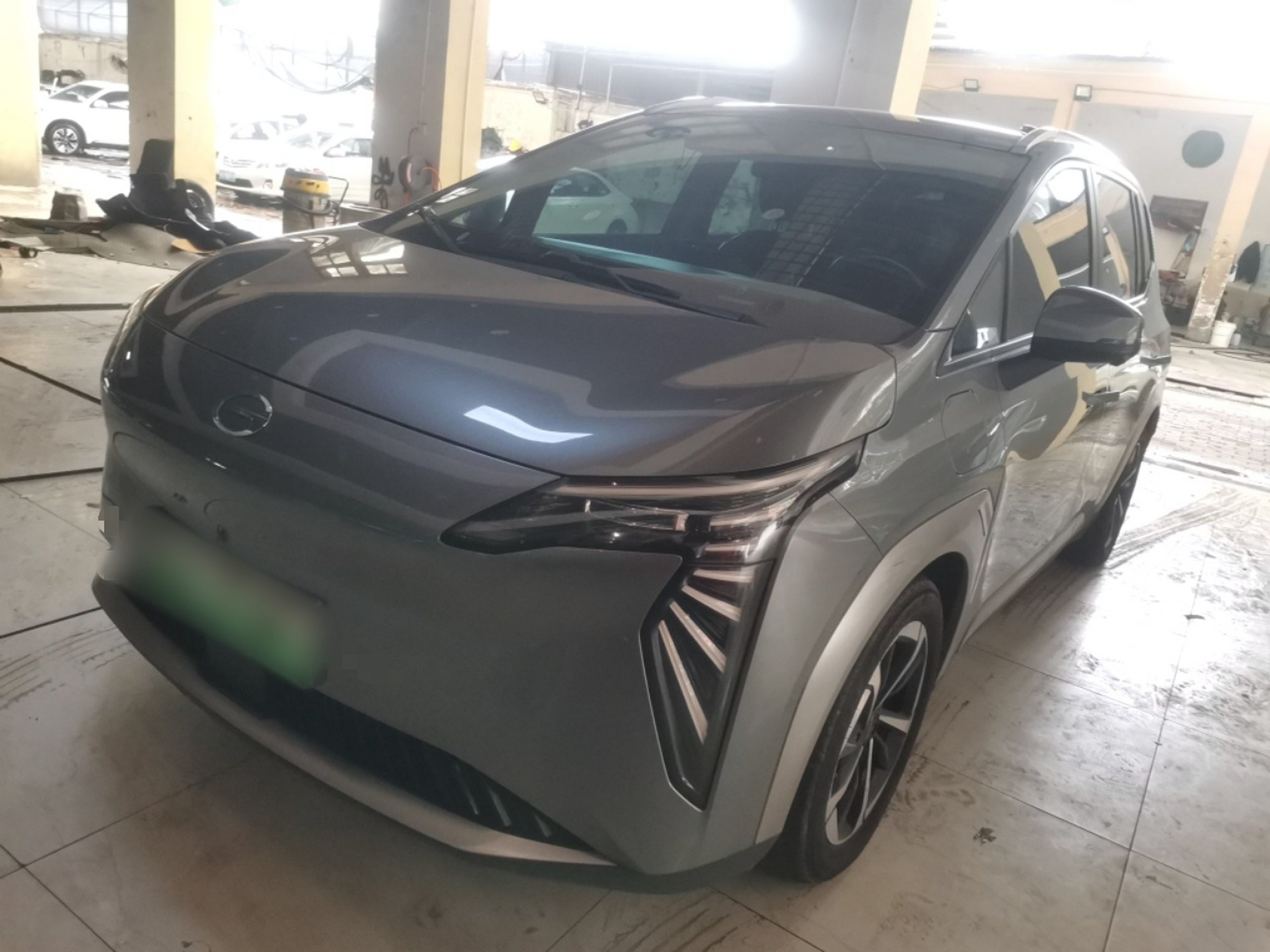 تحت مقدمة السيارة