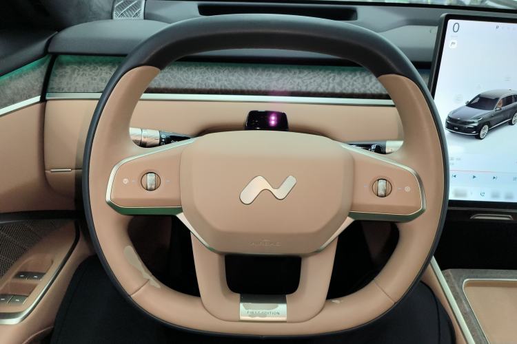 Used ONVO Luxeed L90 2025 Model—Max Six-Seater Version Steering Wheel