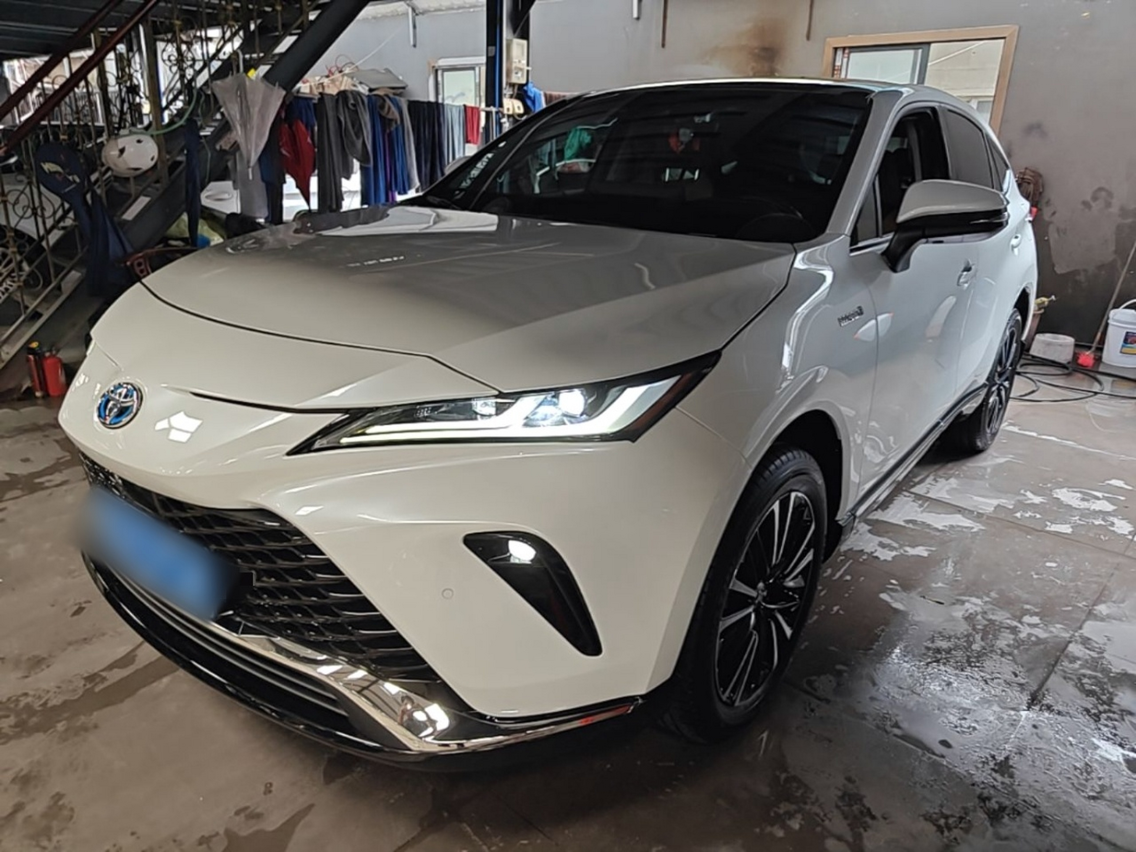 Под передней частью автомобиля