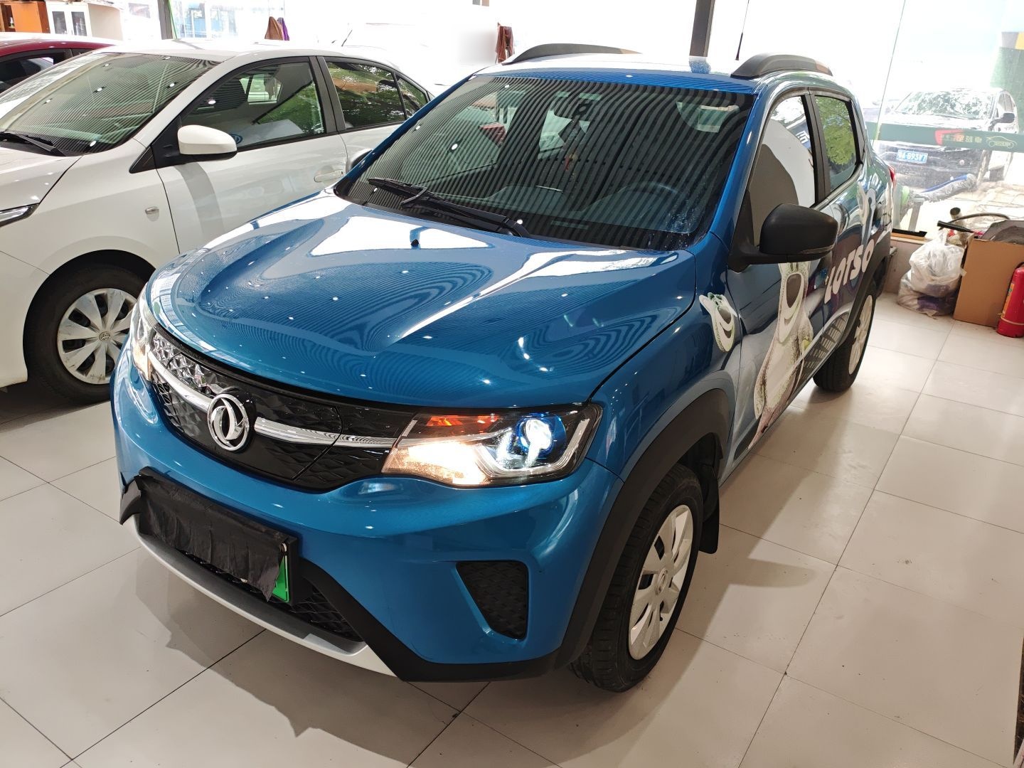 تحت مقدمة السيارة