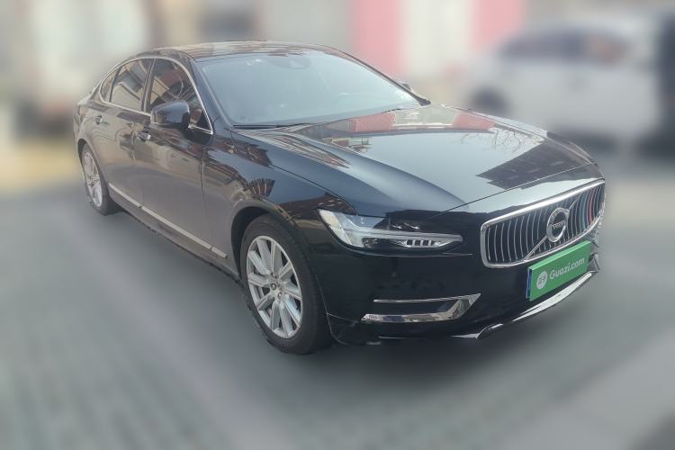 Used Volvo S90 2020 T4 SmartDrive Luxury Edition Front Right 45 Deg