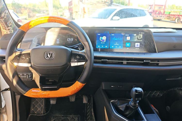 Used CHANGAN Lantop 2023 2.0T Manual Two-Wheel Drive Gasoline Elite Version Standard Cab Center Console