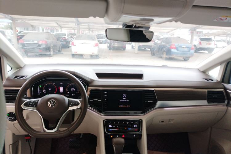 Used Volkswagen Viloran 2020 330TSI Luxury Edition Center Console