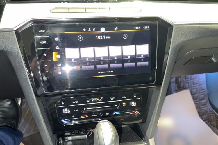 Used Volkswagen Magotan 2023 2 Million Units Commemorative Edition 330TSI DSG Luxury Version Audio And AC Panel