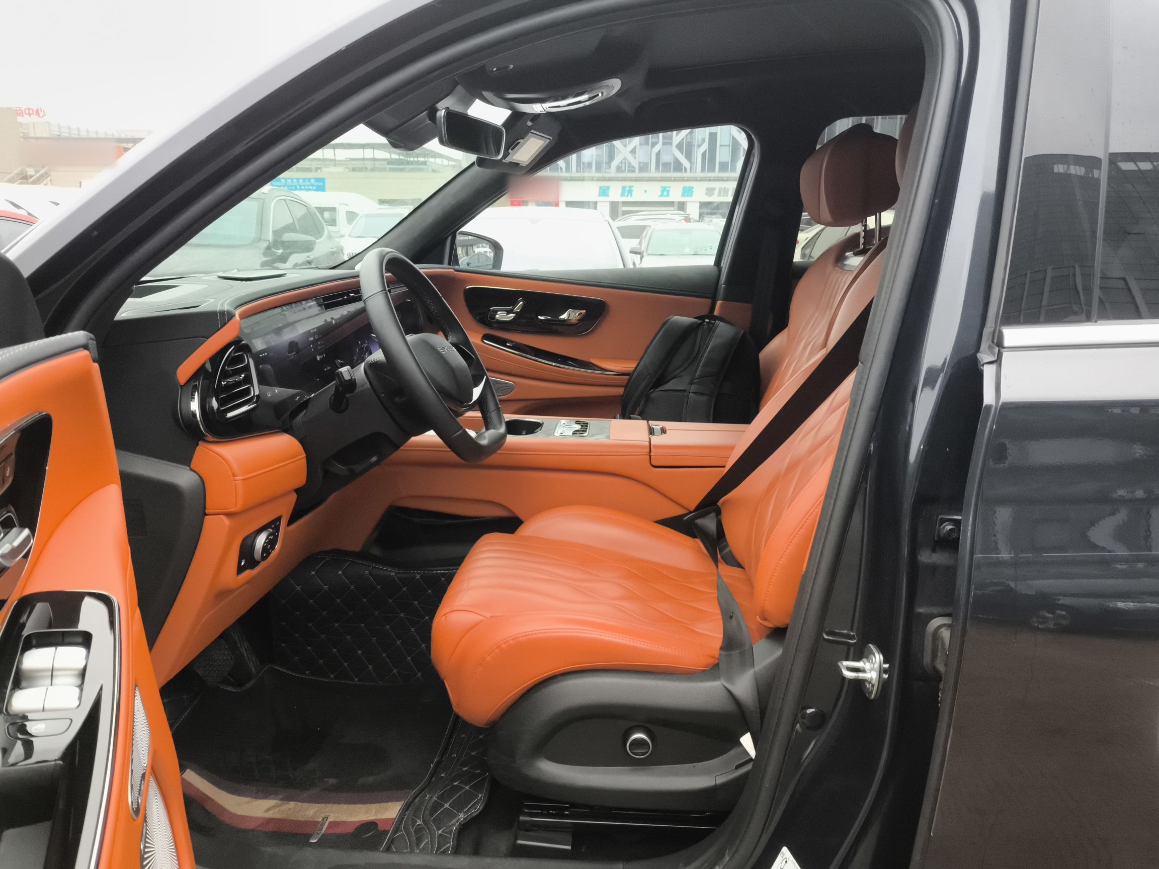 المقاعد الأمامية داخل السيارة