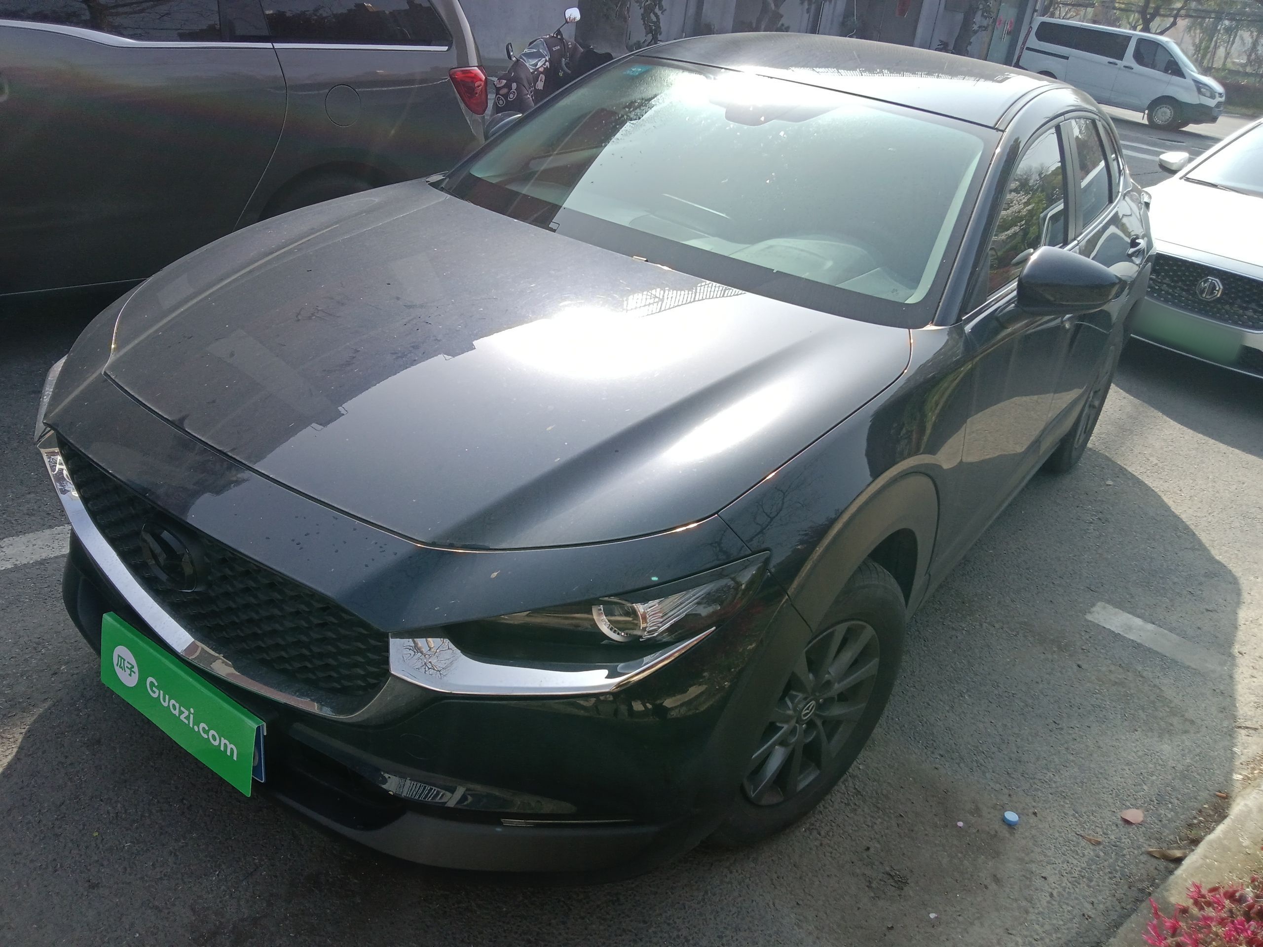 Под передней частью автомобиля