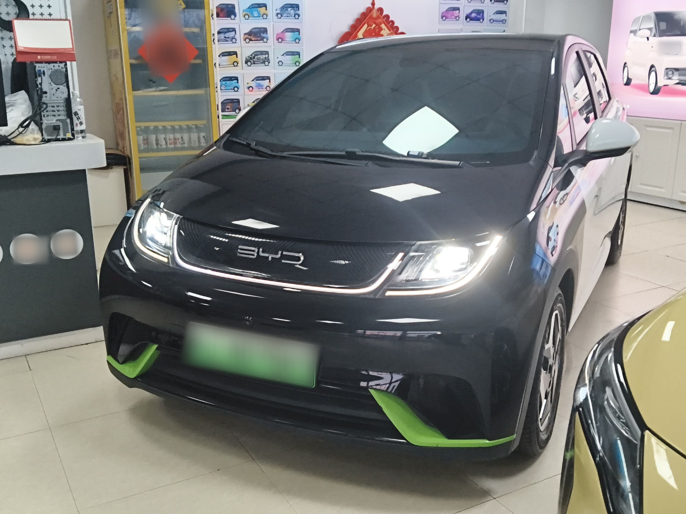 تحت مقدمة السيارة