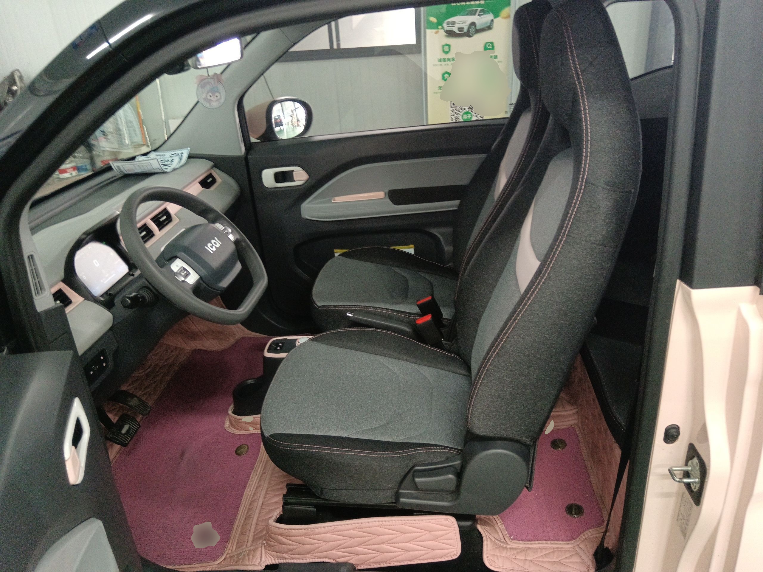 المقاعد الأمامية داخل السيارة