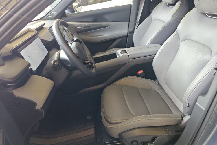 Used Lynk & Co 08 EM-P 2025 220 km All-Wheel-Drive Performance Halo
