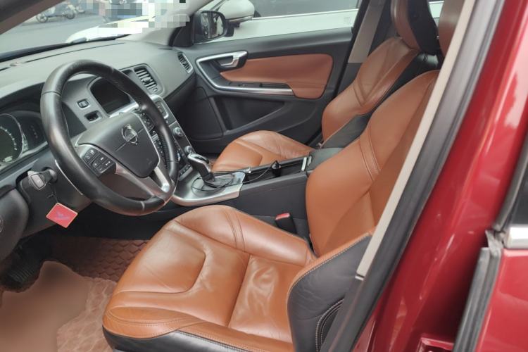 Used Volvo V60 2014 T5 Zhiya Edition
