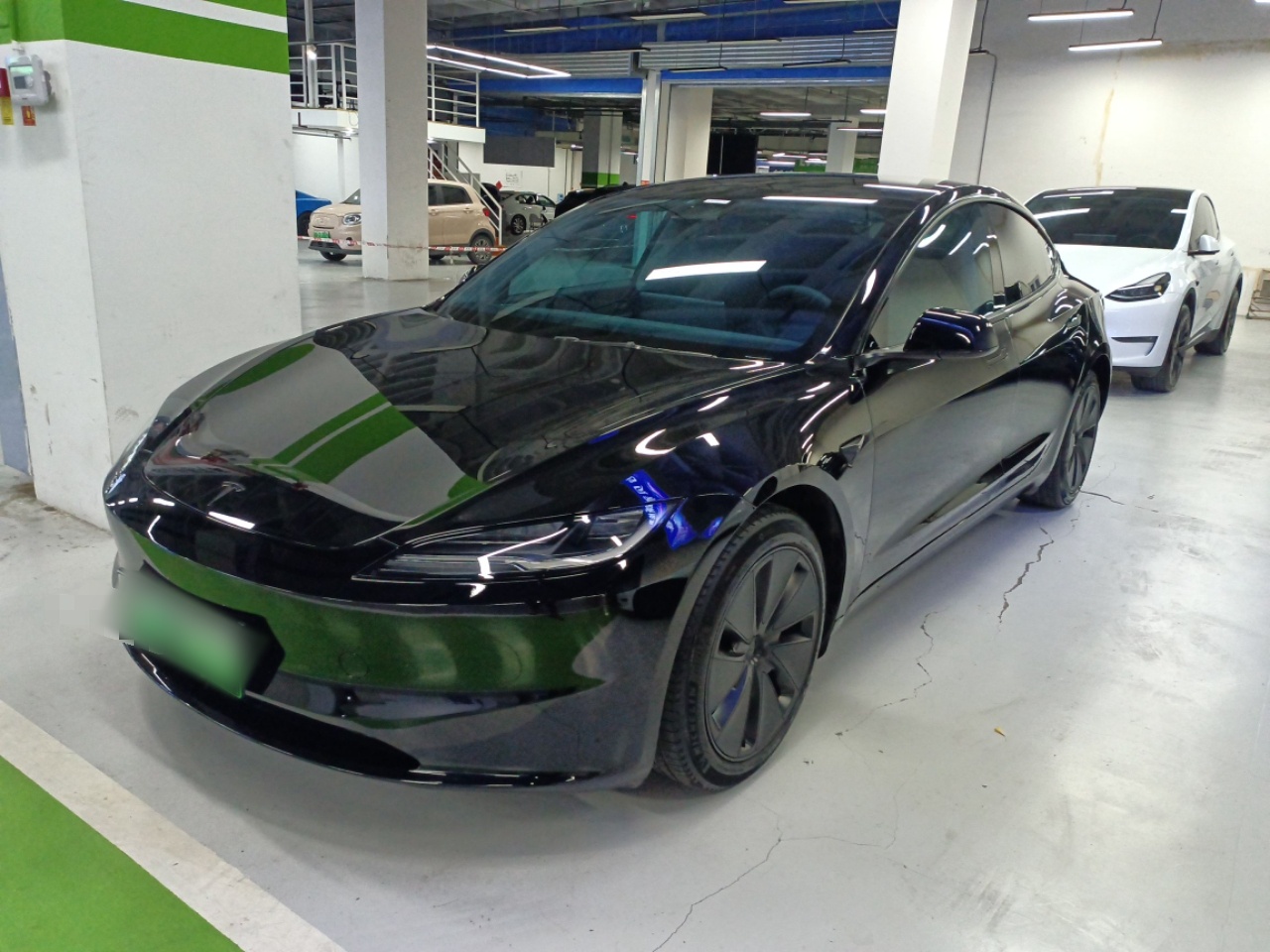 Под передней частью автомобиля