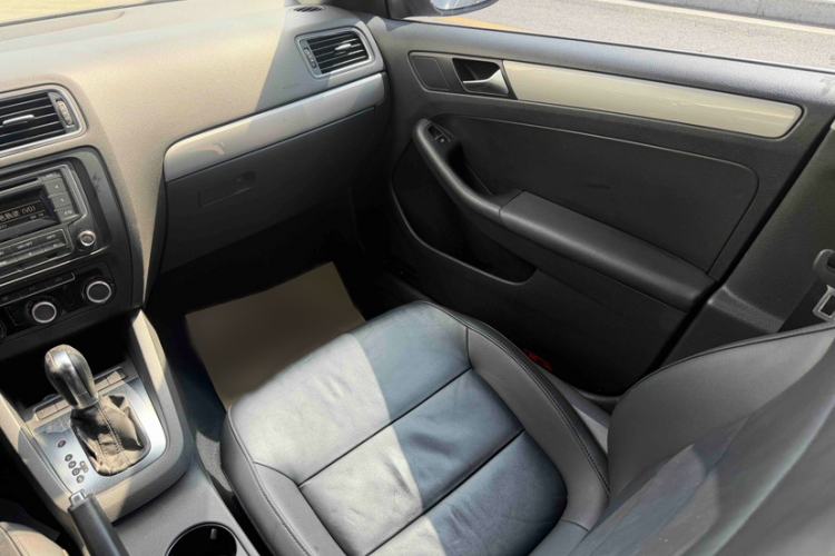 Used Volkswagen Sagitar 2014 Revised Version 1.6L Automatic Comfort Edition Interior 8