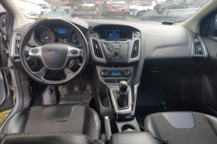 Used Ford Focus 2012 Sedan 1.6L Manual Fashion Edition Center Console