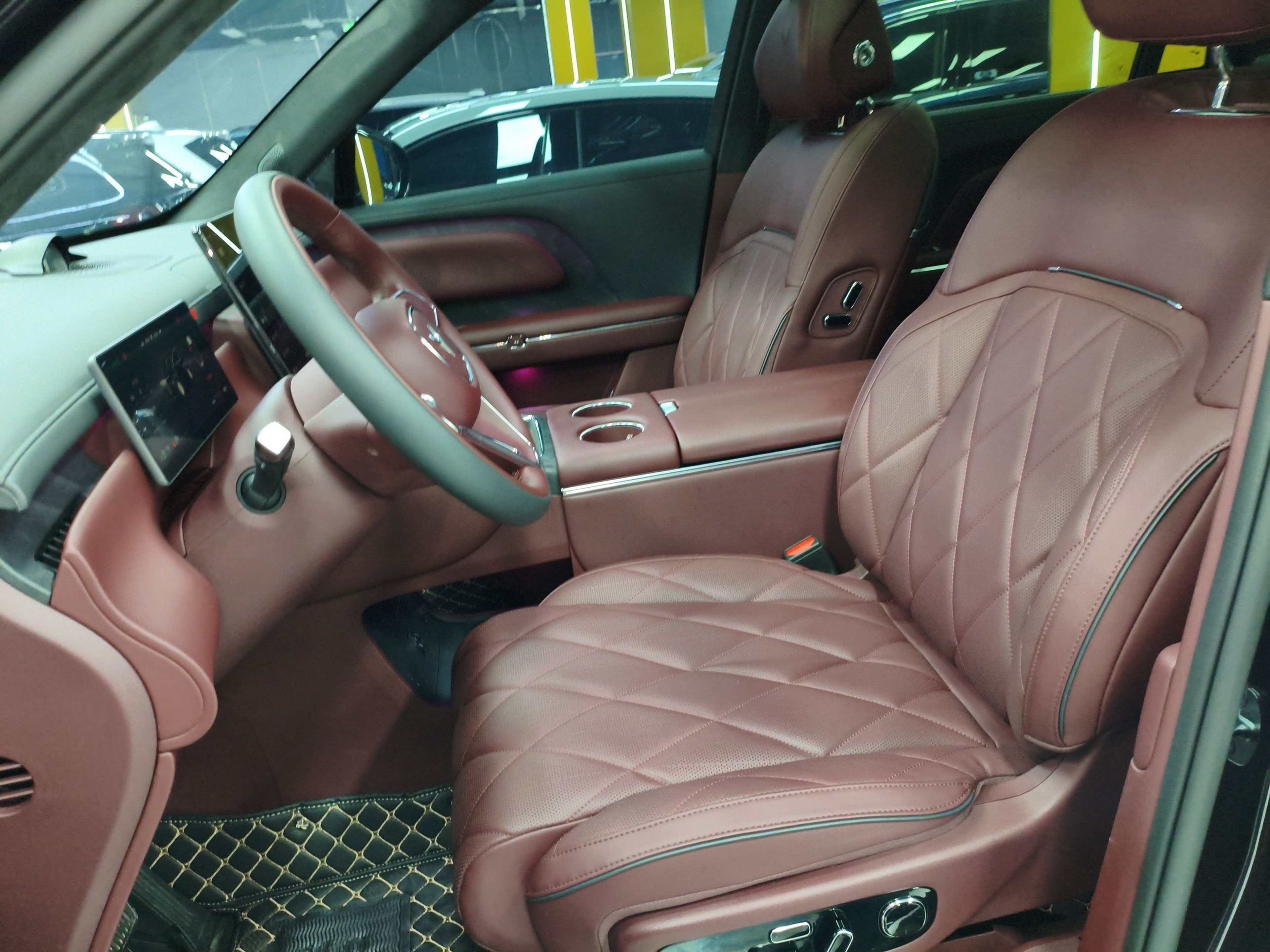 Переднее сиденье в автомобиле