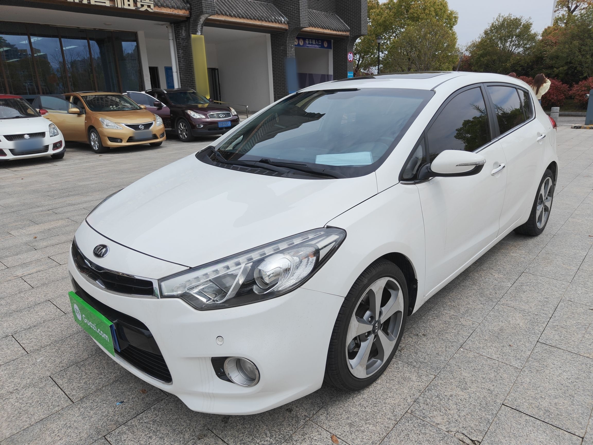 Под передней частью автомобиля