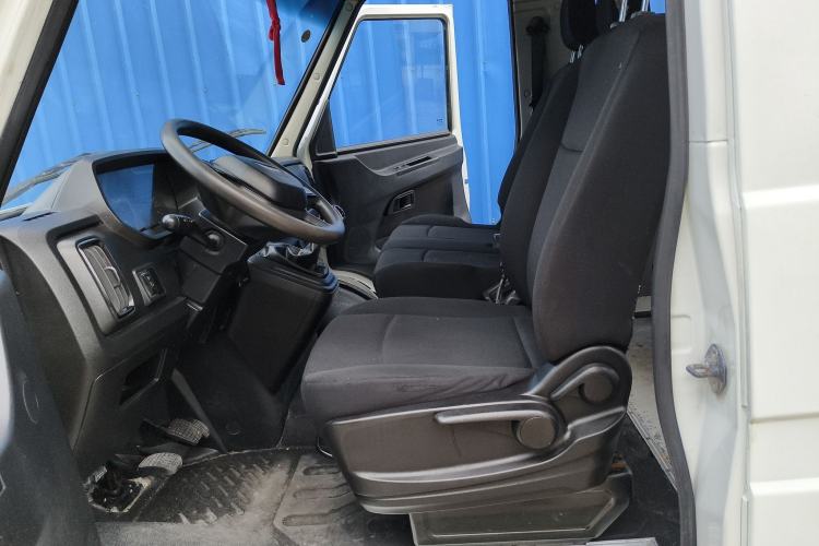 Used Iveco Daily 2023 2.5T A35M1 Short Wheelbase Mid-Roof Dual Tire Side-Sliding Doors 5-9 Seater
