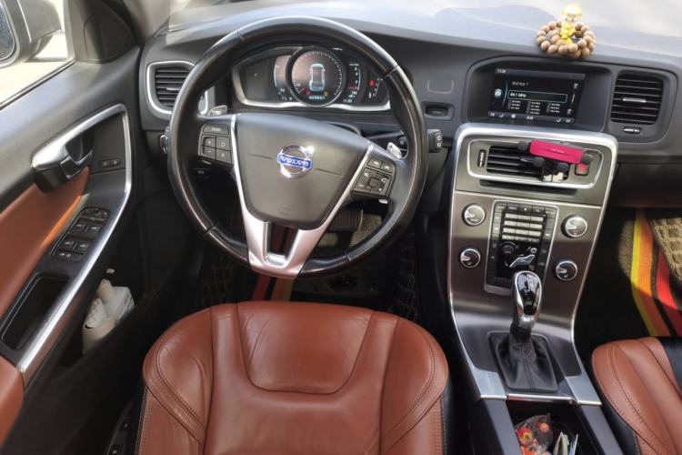 Used Volvo V60 2014 T5 Zhiya Edition
