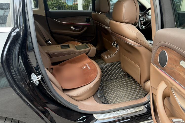 Used Mercedes-Benz E-Class 2021 E 260 L Interior 5