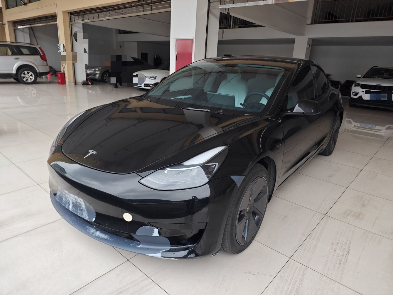 Под передней частью автомобиля