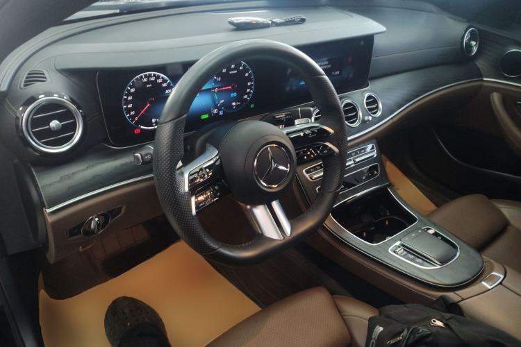 Used Mercedes-Benz E-Class New Energy 2022 Second Facelift E 350 e L Plug-in Hybrid Sports Sedan Steering Wheel